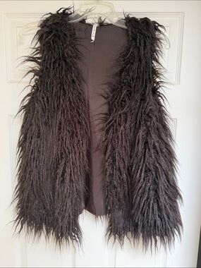Shaggy Faux Fur Vest in Black
